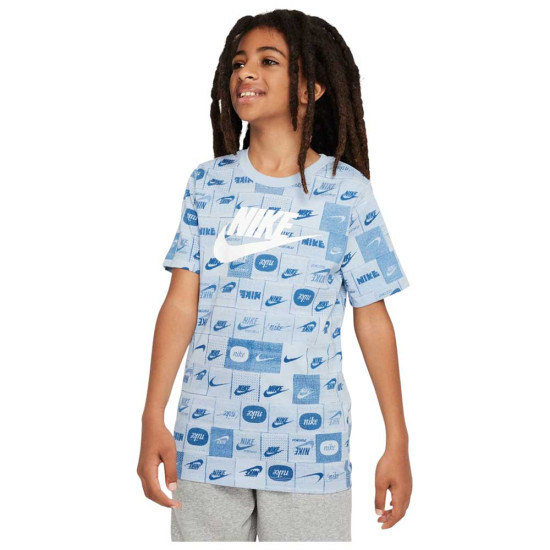 Nike Παιδική κοντομάνικη μπλούζα Sportswear Club Seasonal Allover Print Tee Nike Παιδική κοντομάνικη μπλούζα Sportswear Club Seasonal Allover Print Tee